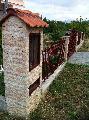 gard din piatra fasonata (roz)