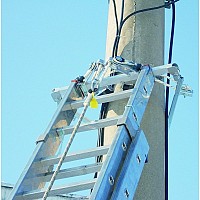 Dispozitiv de ancorare tip cleste pentru scari Krause