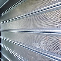 Grilaj metalic de protectie cu lamele perforate