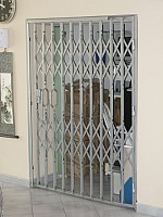 Grilaj metalic de protectie tip foarfeca