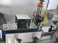 Aplicator de etichete autocolante