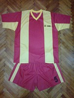 Echipament fotbal alb visiniu personalizabil