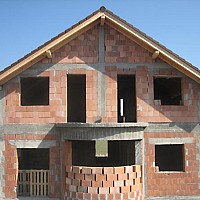 constructii case la rosu