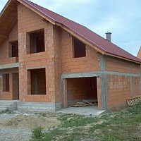 constructii la rosu