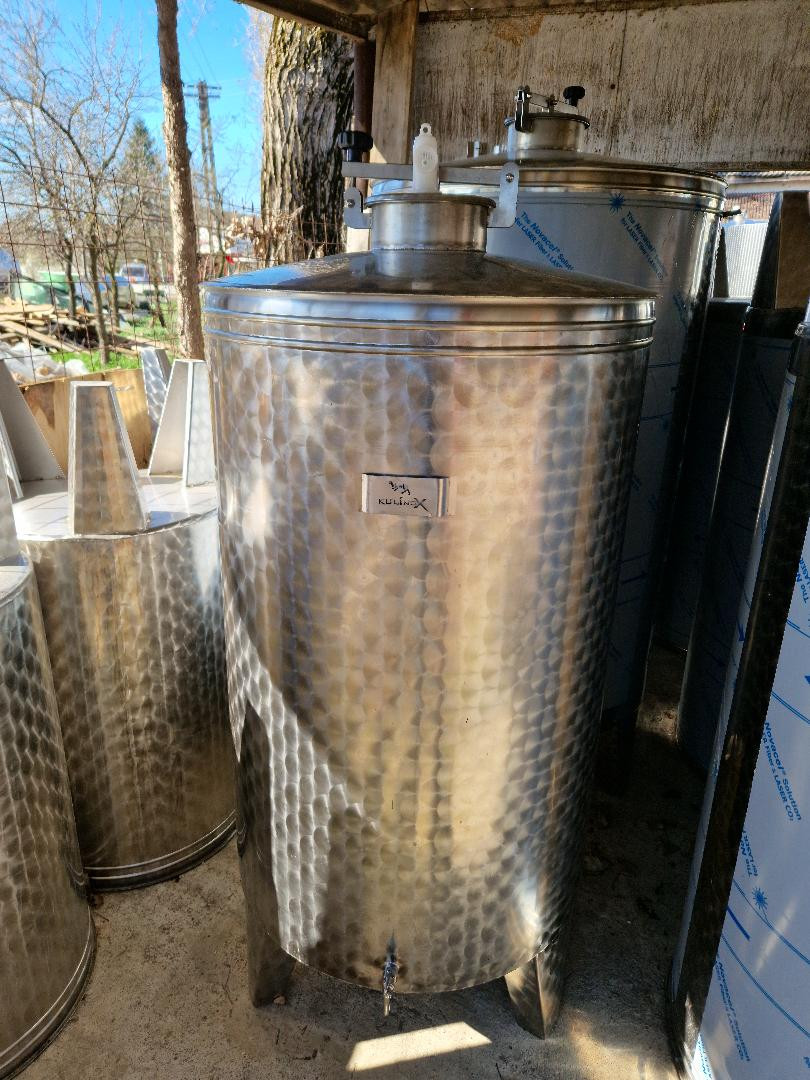 Cisterne/Recipienti Inox alimentar pentru stocare lichide inchise ermetic 300 - 1.650 litri Cisterne/Recipienti Inox alimentar pentru stocare lichide inchise ermetic 300 - 1.650 litri