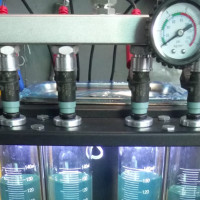 Curat injectoare benzina in baie cu ultrasunete