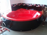 cada baie colorata rosie, neagra