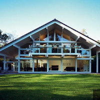 Case la cheie pe structura clasica sau structura din lemn,inclusiv instalatii.Structuri metalice,porti,imprejmuiri.