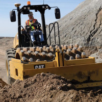 Inchiriez compactor  cu picior de oaie