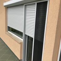 Rulouri din aluminiu cu plasa plisse speciala pentru usi.