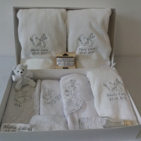 Trusouri pentru botez personalizate prin broderie computerizata