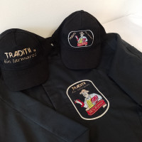 Tunica de bucatar si sapca personalizate prin broderie computerizata