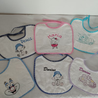Babetele pentru copii personalizate prin broderie