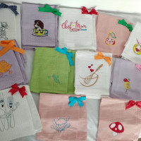 Prosopele de bucatarie personalizate prin broderie