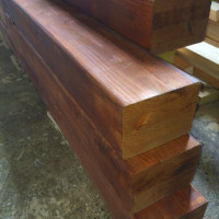 Grinzi lamelare din lemn stratificate incleiate cu adeziv de umiditate