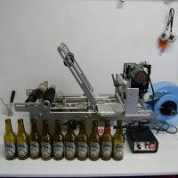 Masina etichetare sticle bere cu imprimare print data lot