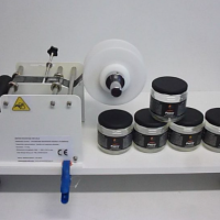 Sistem de etichetare/ etichetare recipiente cilindrice