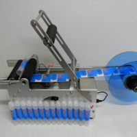 Masina semiautomata etichetat sticle si borcane