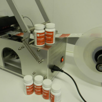 Masina etichetare recipiente cilindrice din plastic