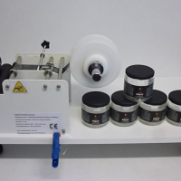 Sistem de etichetare/ etichetare recipiente cilindrice