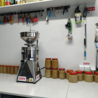 Masina pentru prepararea untului de arahide