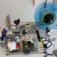 Masina etichetare sticle paralelipipedice, sticle