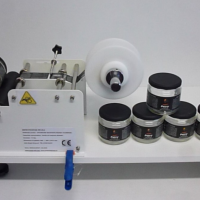 Sistem de etichetare/ etichetare recipiente cilindrice