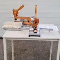 Masina de montat capse cu un singur post
