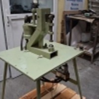 Masina pneumatica de montat capse