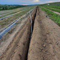 Sapatura santuri mecanizat - latime 8-14 cm - 400-800 m/zi -conducte apa, gaze, cabluri, irigatii agricultura