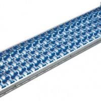 Conveior gravitational cu rotite din material plastic