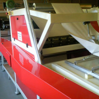 Masina  noua de  fabricat   pungi  de  hartie