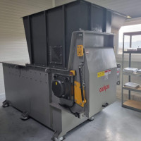 Vindem  din  stoc un  tocator  universal nou  tip Genox  model V-800