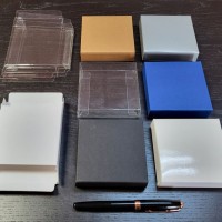 cutii pliabile din carton sau plastic reciclabil