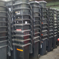Pubele si containere din plastic second-hand