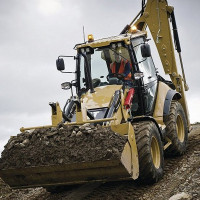 inchiriez buldoexcavator cu atasamente diverse