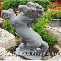 Statueta calut mediu, alb marmorat, model S37.