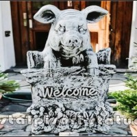 Statueta purcelus ''bun-venit,'' model S80.