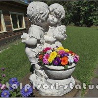 Statueta copilasi cu vaza, alb marmorat, model S45.