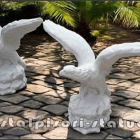 Set statuete vulturi pe stanca, alb marmorat, model S35.