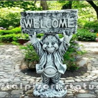 Statueta pitic trol ''bun-venit,'' din beton, model S21.