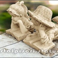 Set statuete doi copii scolari, maro patinat, model S15.