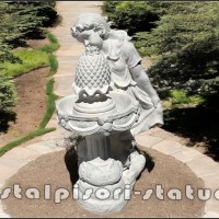 Statueta fetita cu catelus, din beton, model F4.