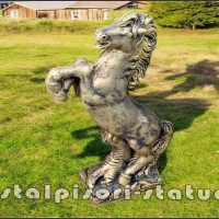 Statueta calut mic, auriu patinat, model S37.