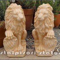 Statueta leu mic cu blazon, galben patinat, model S2.
