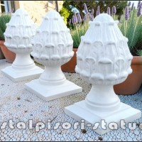 Capitel con de pin cu baza, alb marmorat, model T3.