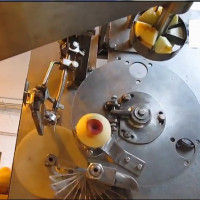 Feliator mere - masina pentru curatat coaja mere, scos cotor si taiat