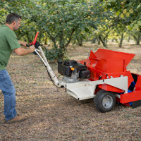 Utilaj autopropulsat pentru recoltat nuci, alune, migdale