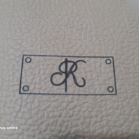 Etichete gravate din piele