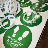Viziere si buline pentru asteptare in magazin